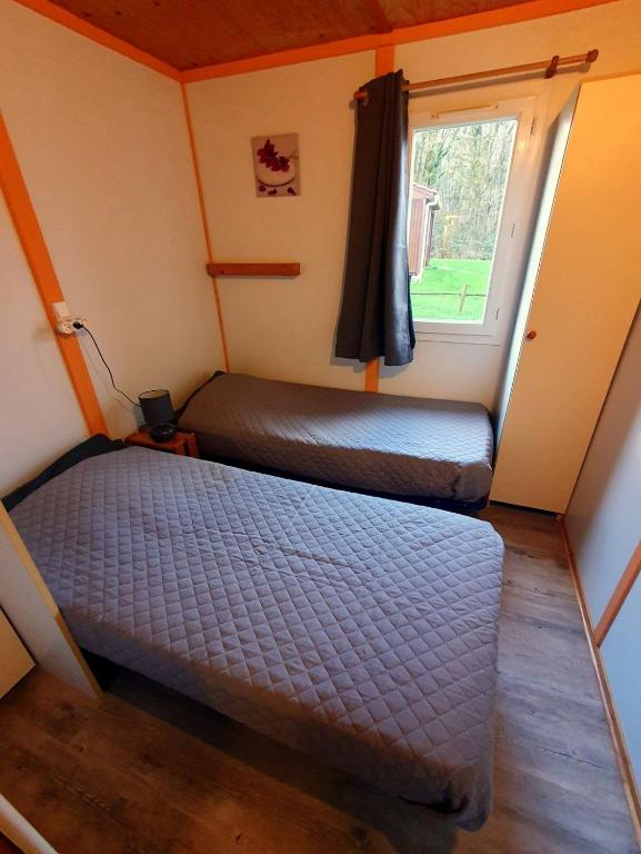 Postel nebo postele na pokoji v ubytování Les Chalets du Quignon