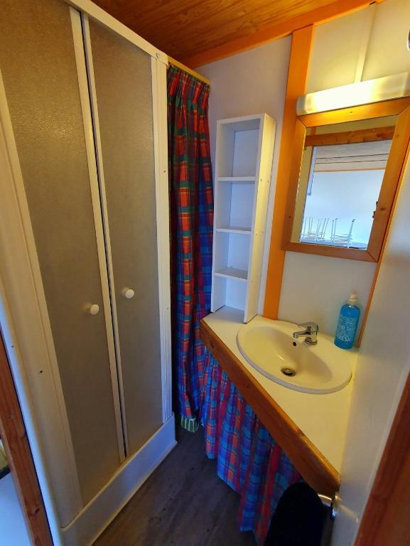 Koupelna v ubytování Les Chalets du Quignon