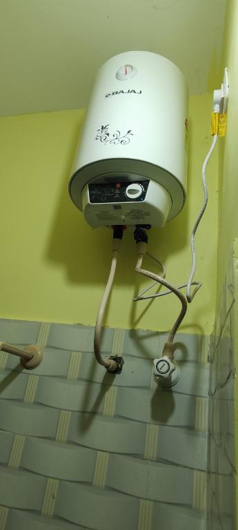 蒂鲁瓦纳马莱Sree Akshayam Rest House 2 bhk的浴室墙上的吹风机