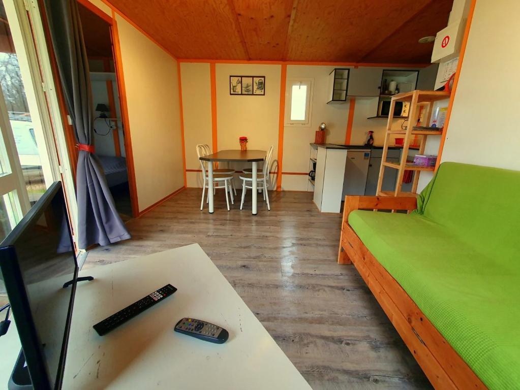 Kuchyň nebo kuchyňský kout v ubytování Les Chalets du Quignon