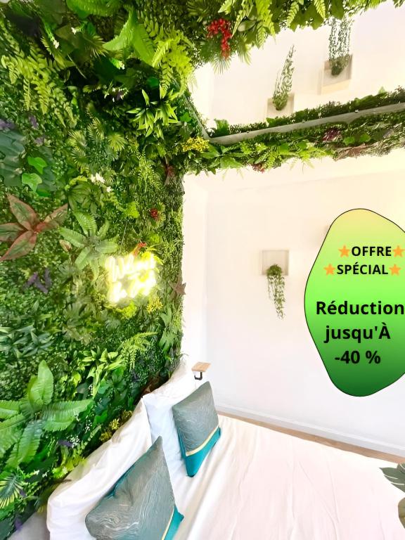 un mur vert avec un panneau indiquant iguanaoya de réhabilitation dans l'établissement Jungle Room - Atypique - Spacieux - WIFI - TV 4K - Vue Sur Ville - Confort, à Rouen