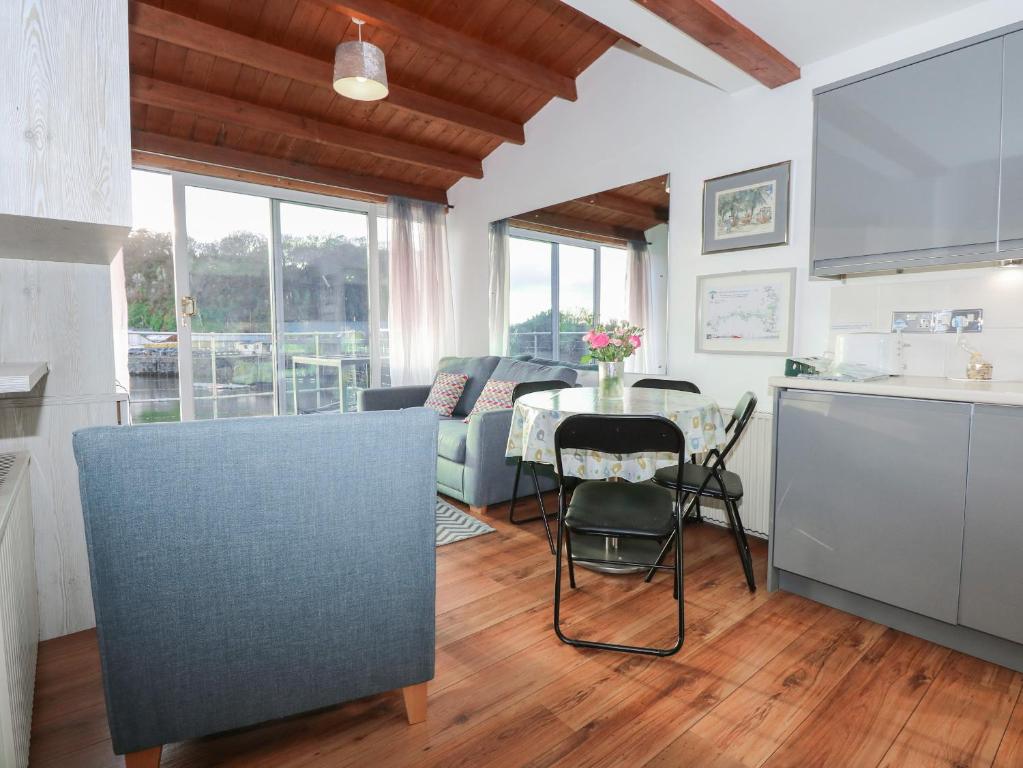 une cuisine et un salon avec une table et des chaises dans l'établissement Seafarer's Haven, à Porthmadog
