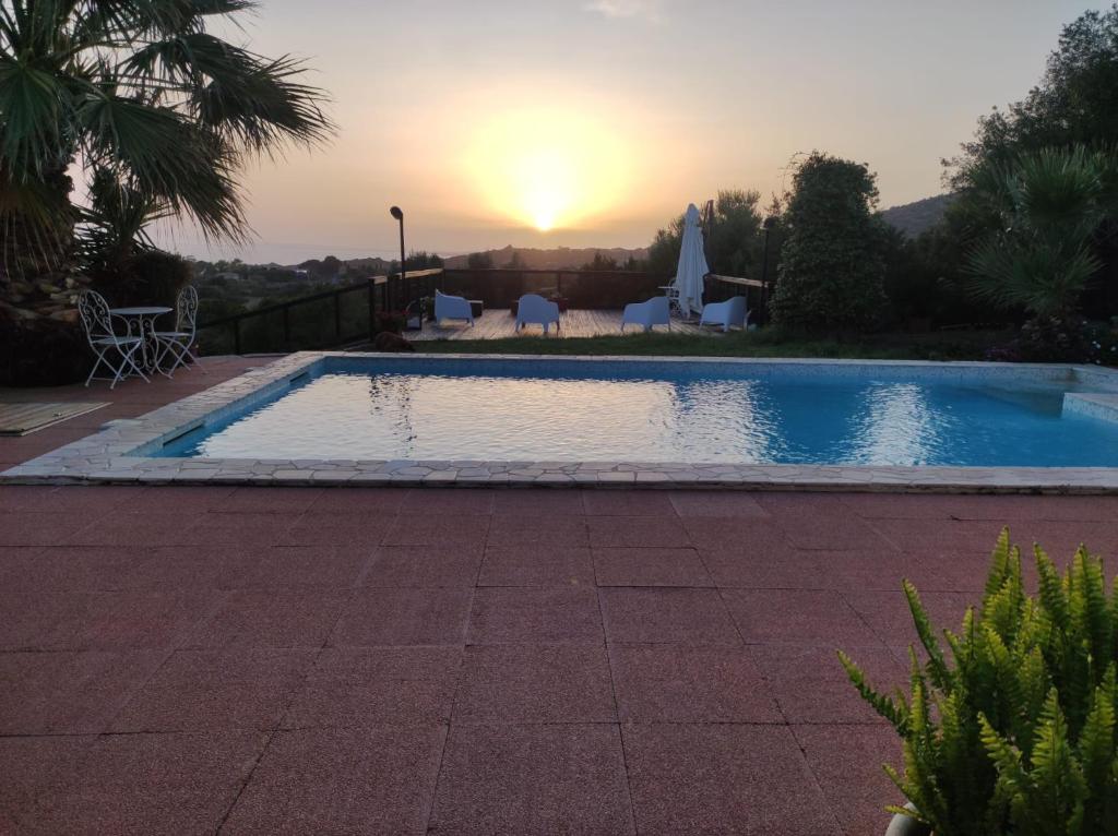 Swimmingpoolen hos eller tæt på Villa con piscina sul mare sud Sardegna