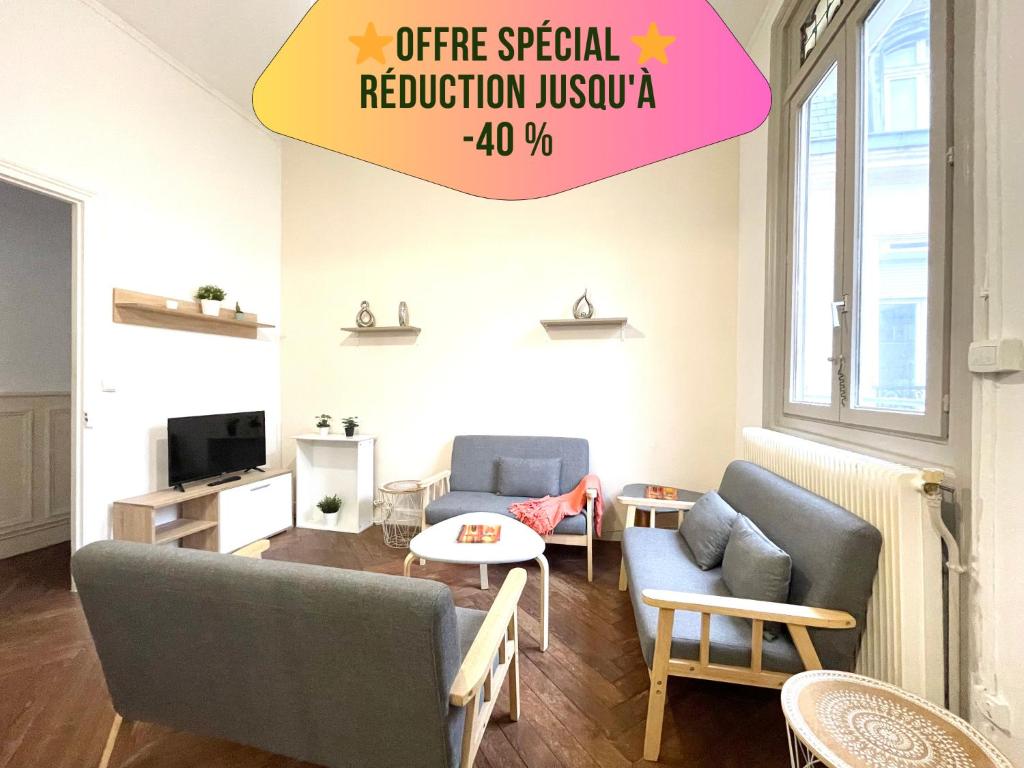 un salon avec deux chaises et une table dans l'établissement Appartement Atypique Hypercentre, à Rouen