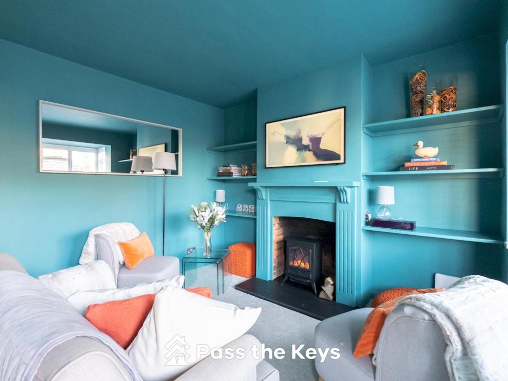 Ένα ή περισσότερα κρεβάτια σε δωμάτιο στο Cosy cottage within walking distance to Hart Street, perfect for exploring Henley-on-Thames - Pass the Keys