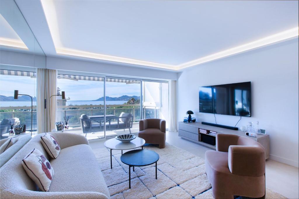 un salon avec un canapé et une télévision dans l'établissement Astrid, à Cannes
