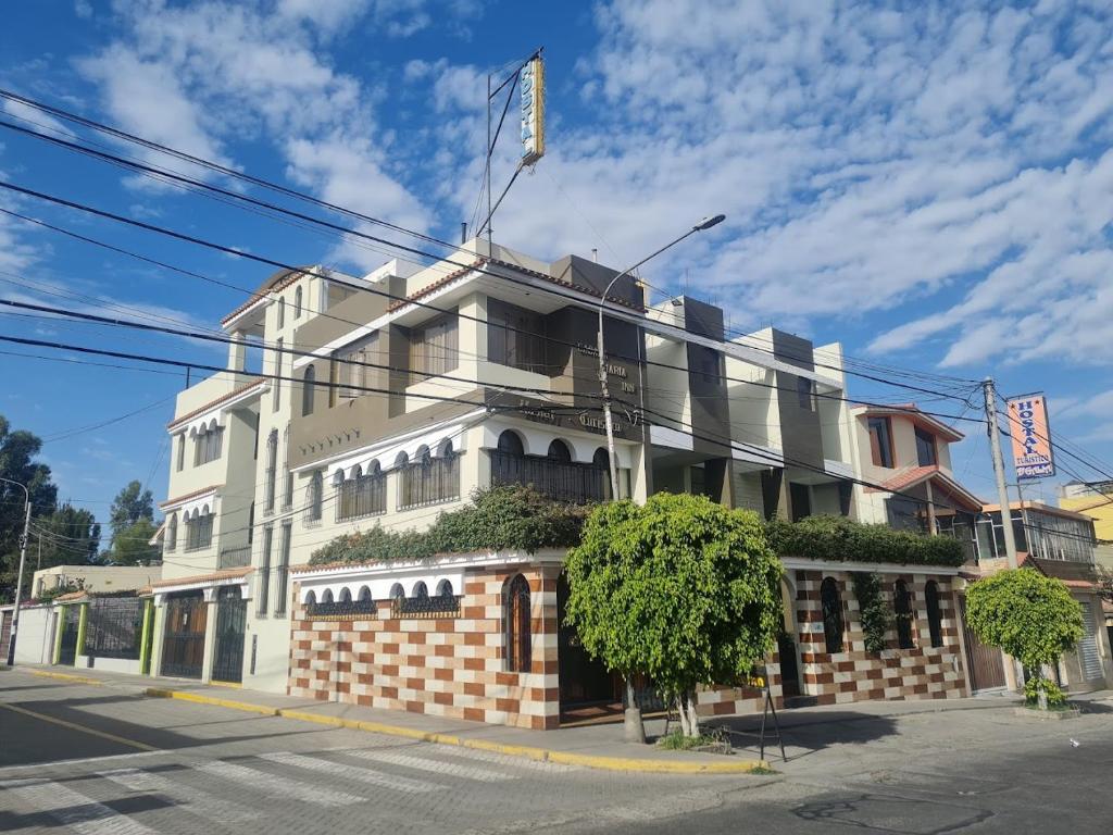 un bâtiment au coin d'une rue dans l'établissement Hostal Cabaña María Inn Inkahoteles, à Arequipa