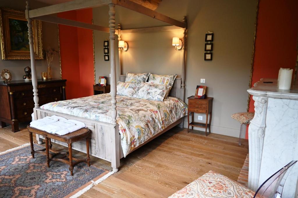 a bedroom with a bed with a canopy at Domaine des Agapanthes Chambres d'hôtes et Spa in Épreville