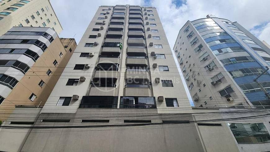 a tall building with two tall buildings at APT ALUGUEL Praia central in Balneário Camboriú