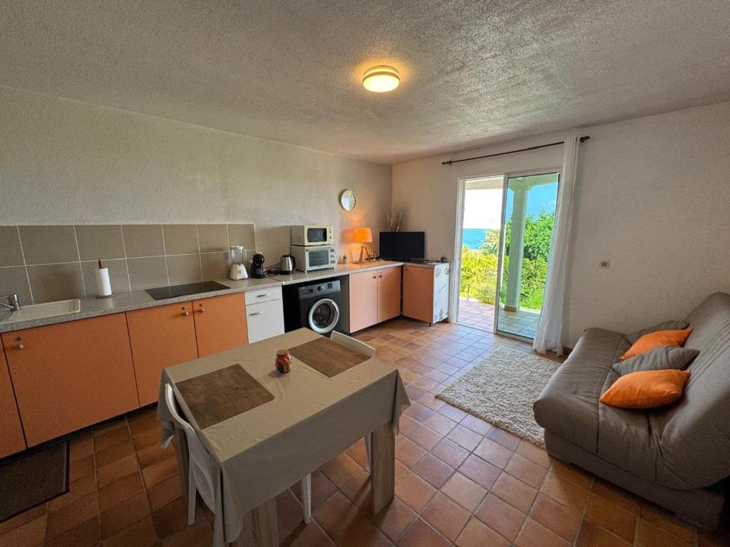 Kuchyň nebo kuchyňský kout v ubytování villa fleurie