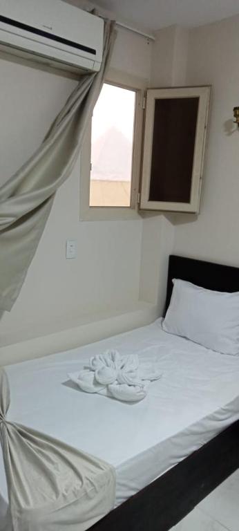 Postel nebo postele na pokoji v ubytování Ramses Pyramids INN