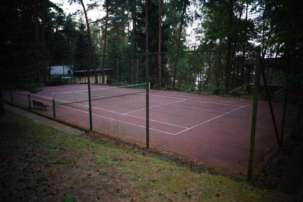 Tenis alebo squash v ubytovaní OW Inter Piast Kalbornia - z własną plażą z kąpieliskiem i przystanią alebo jeho okolí