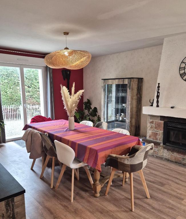 une salle à manger avec une table et des chaises dans l'établissement Kerlavost6, à Trégastel