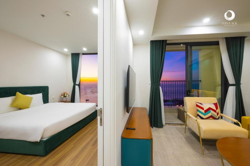 Giường trong phòng chung tại Luna Sol Apartment - Sunset & Firework Signature