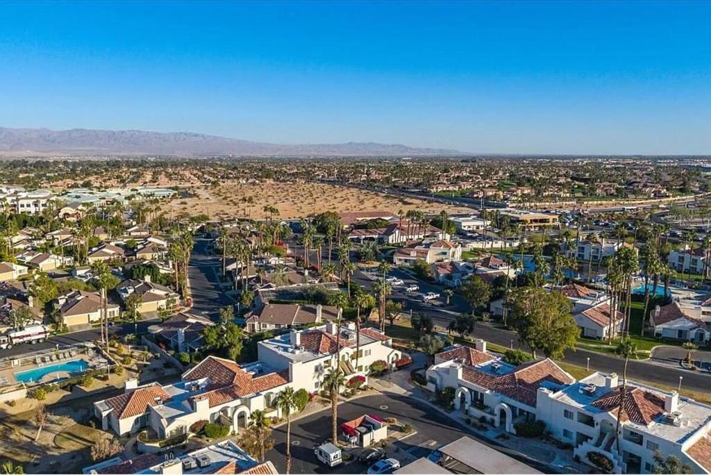 Nespecifikovaný výhled na destinaci Palm Desert nebo výhled na město při pohledu z rezortu