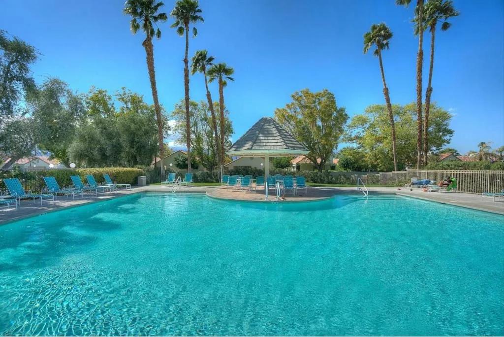 Bazén v ubytování Desert Breezes Resort nebo v jeho okolí