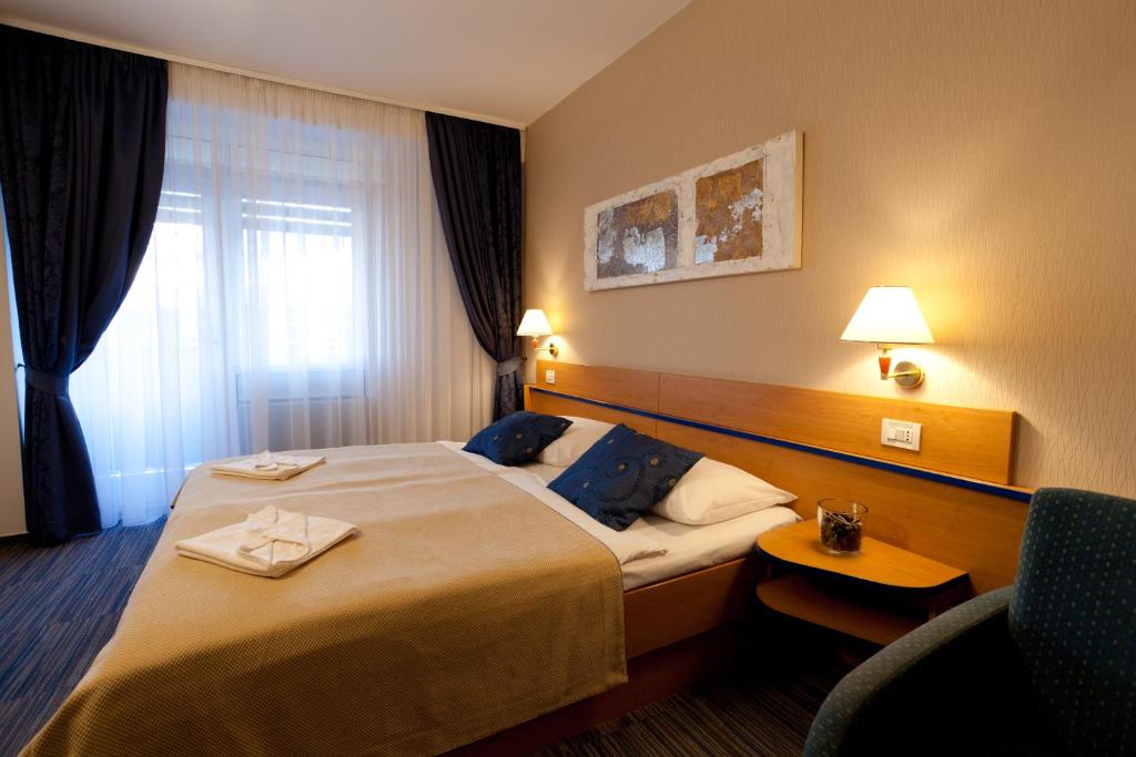 Postel nebo postele na pokoji v ubytování Hotel Dražica - Hotel Resort Dražica