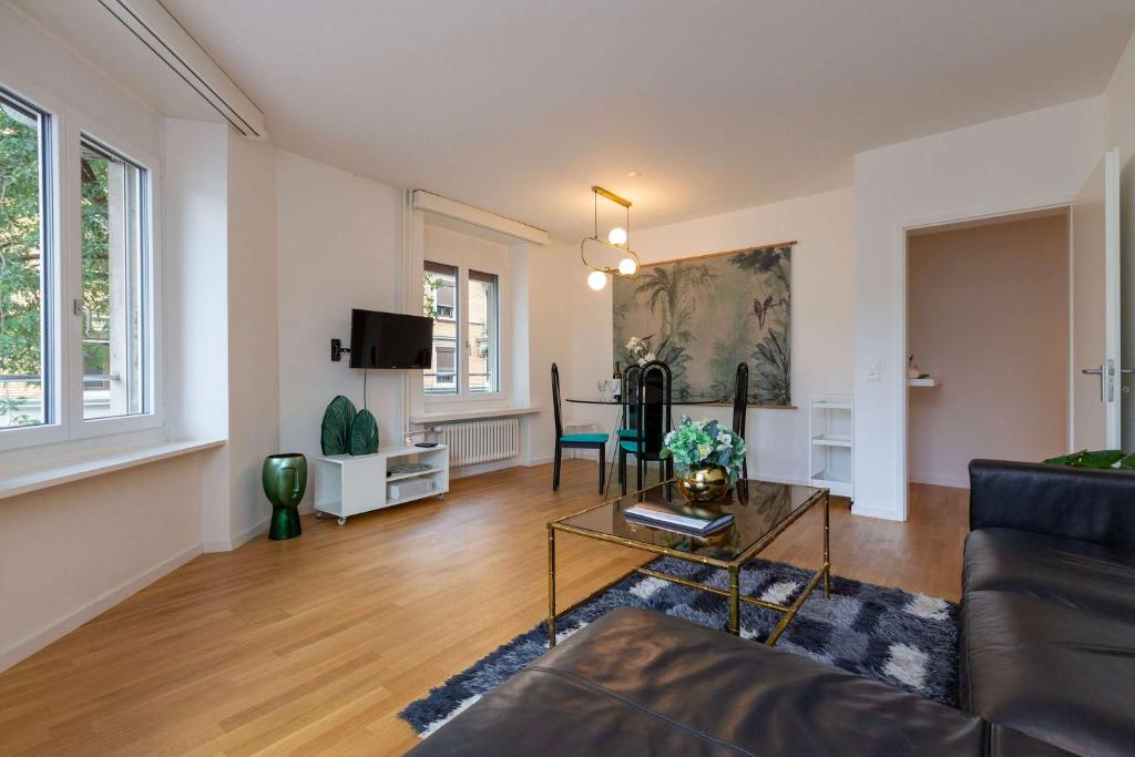 a living room with a couch and a table at KAYA Zurich Apartment SAPPHIRE - Downtown 2BR Deluxe Apt in Zürich