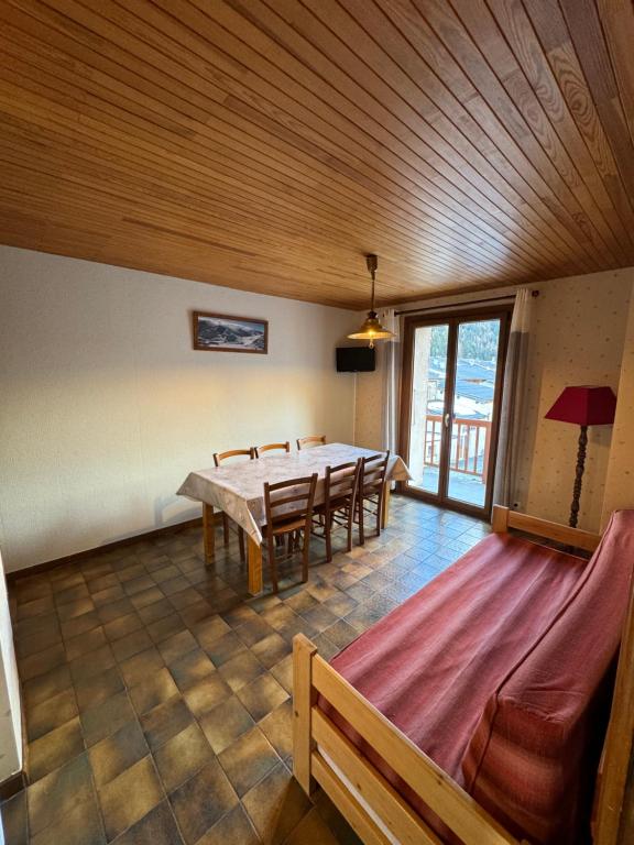 une grande salle à manger avec une table et des chaises dans l'établissement Le Pré Veillant, à Val Cenis