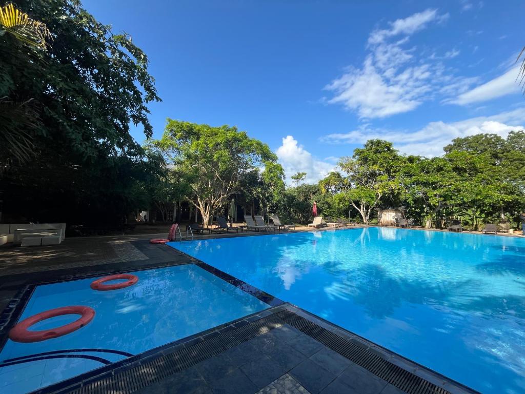Bazén v ubytování Hotel 4 U Saliya Garden nebo v jeho okolí