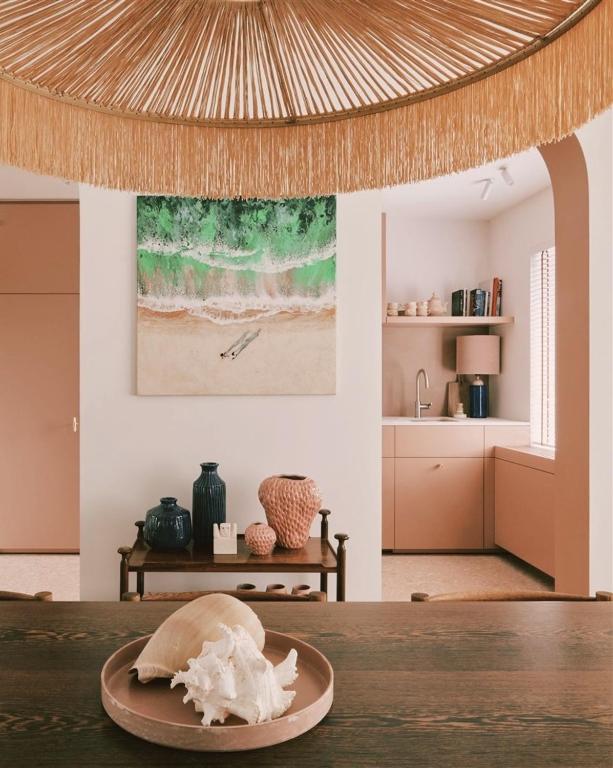 einen Teller auf einem Tisch in einem Zimmer in der Unterkunft SUNSET, Maison Littoral by BLOSS, stylish family apartment near the beach with terrace in De Haan