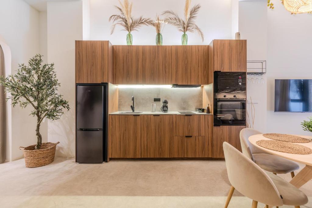 a kitchen with a sink and a refrigerator at GREEN&FRESH Apartament in Valencia