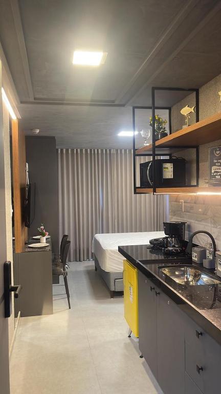 Pokój z kuchnią i sypialnią z łóżkiem w obiekcie Storey Luxor Flats Caribessa Praia - Apt 002 Com SPA w mieście João Pessoa