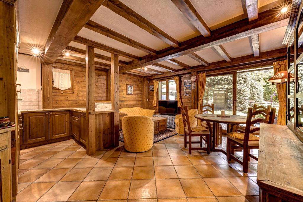 une cuisine et une salle à manger avec une table et des chaises dans l'établissement Jardin du Parc Mont Blanc- Alpine Style apartment in the Heart of Chamonix, à Chamonix-Mont-Blanc