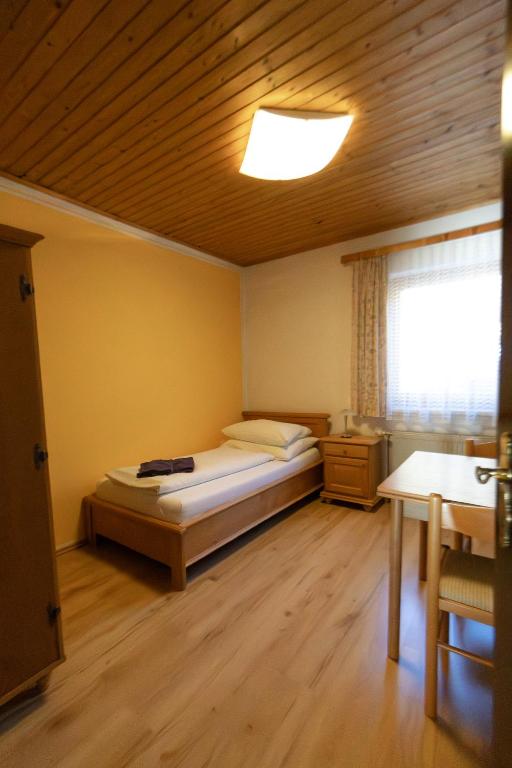 Postel nebo postele na pokoji v ubytování Paula's Pension