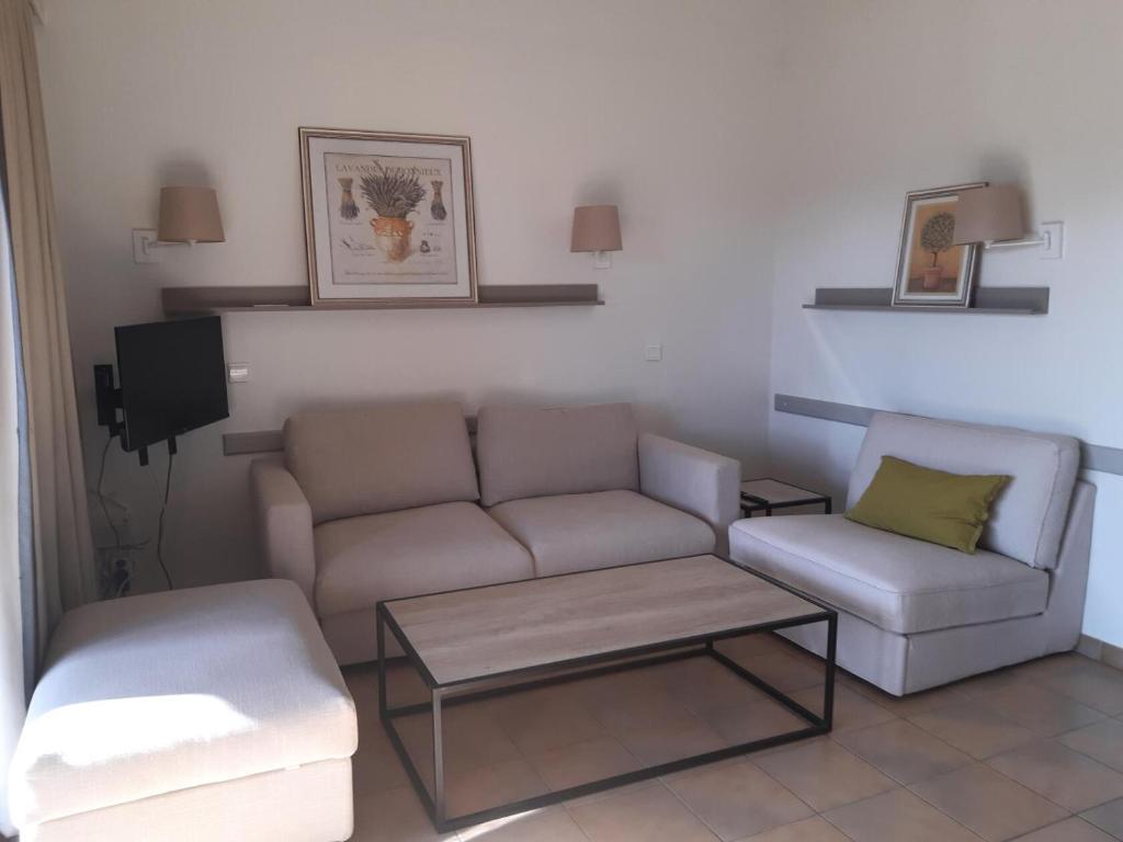 un salon avec un canapé et une table basse dans l'établissement Village Pont Royal en Provence - maeva Home - Appartement 2 pièces 6 personnes climatisé - Prestige MAE-4537, à Mallemort