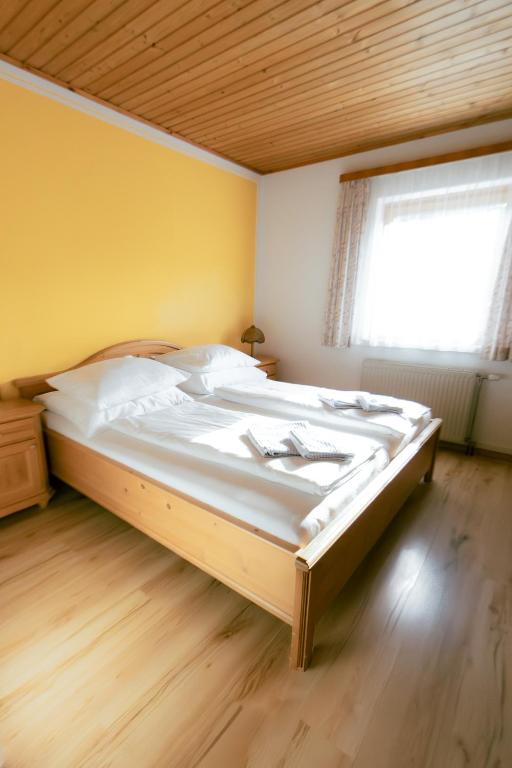 Postel nebo postele na pokoji v ubytování Paula's Pension