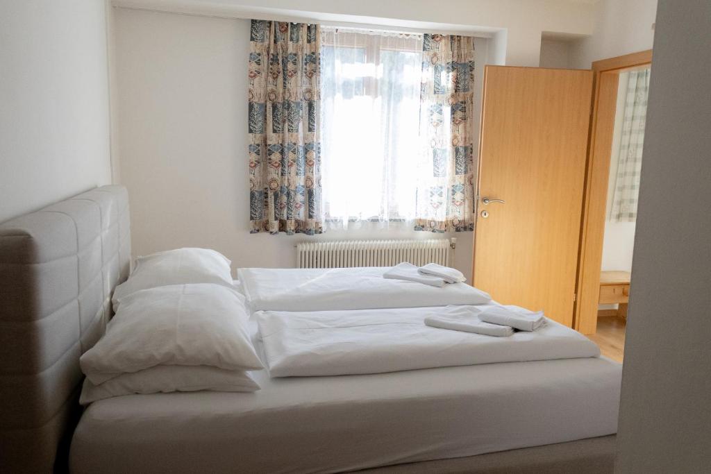Postel nebo postele na pokoji v ubytování Paula's Pension
