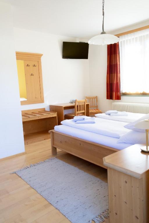 Postel nebo postele na pokoji v ubytování Paula's Pension