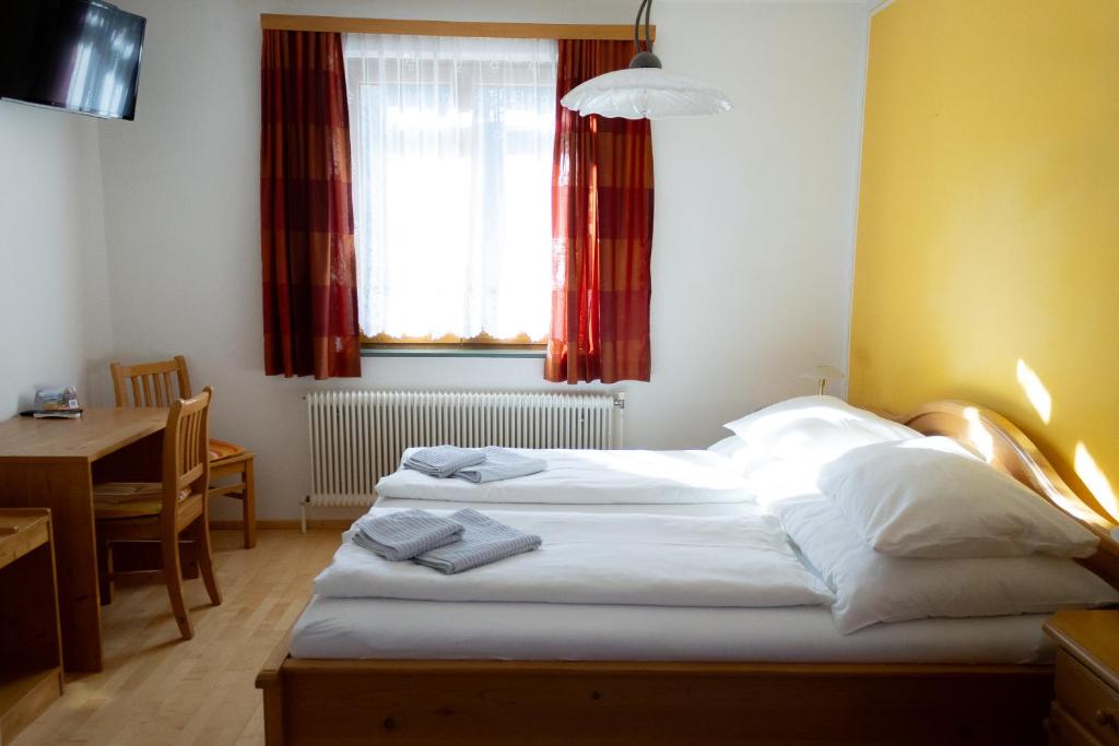 Postel nebo postele na pokoji v ubytování Paula's Pension
