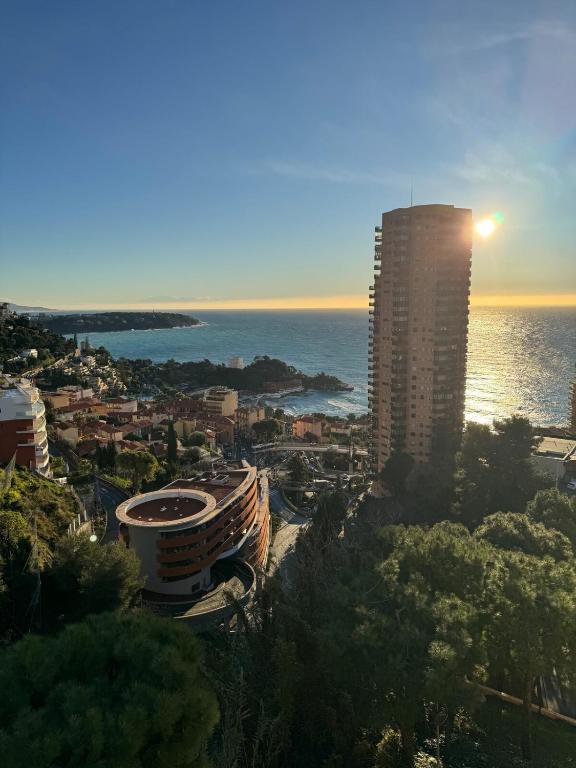 - une vue sur la ville avec un grand bâtiment et l'océan dans l'établissement New,mountain & sea view 3 guests with private Garage, à Beausoleil