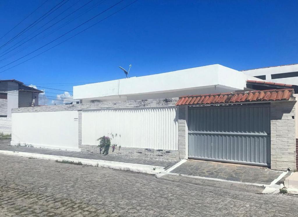 a building on the side of a street at Casa Aconchego Formosa em Praia de Formosa Cabedelo Paraíba in Cabedelo