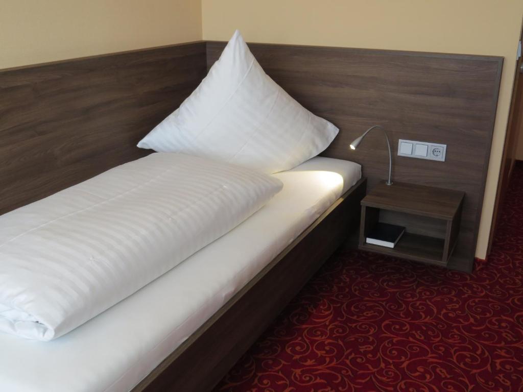 Postel nebo postele na pokoji v ubytování ates Hotel Lampertheim by AURUM