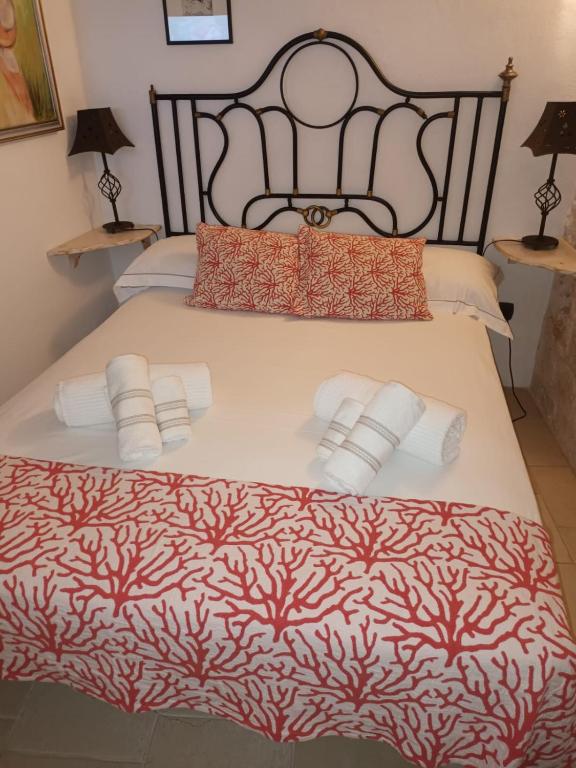 A bed or beds in a room at Che Vista!! Ostuni ,sulle bianche mura con vista mozzafiato