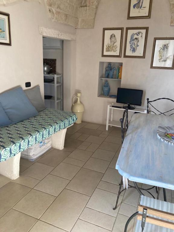 A television and/or entertainment centre at Che Vista!! Ostuni ,sulle bianche mura con vista mozzafiato