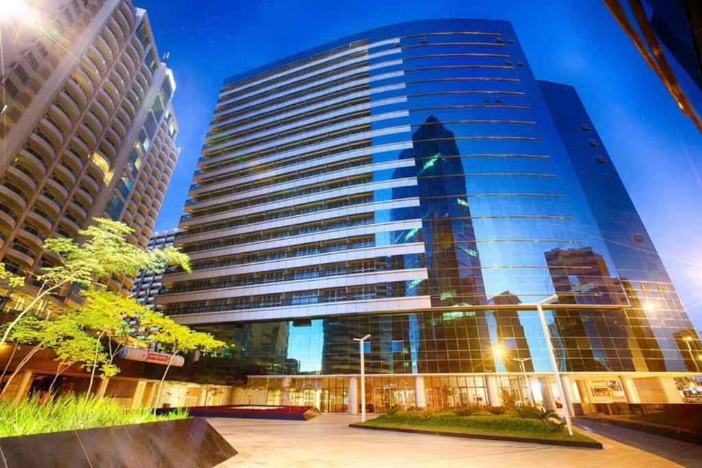 巴西利亚Fusion Hotel em Brasília 48601的一座高大的建筑,有摩天大楼的反射