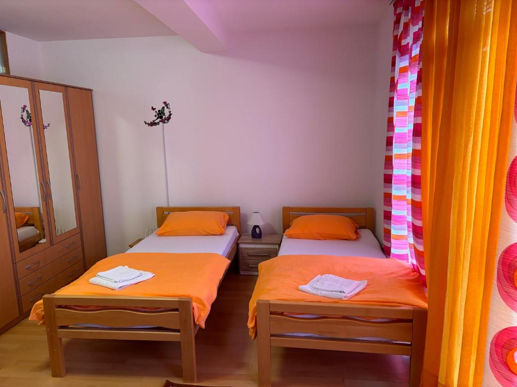Postel nebo postele na pokoji v ubytování Apartments Kira