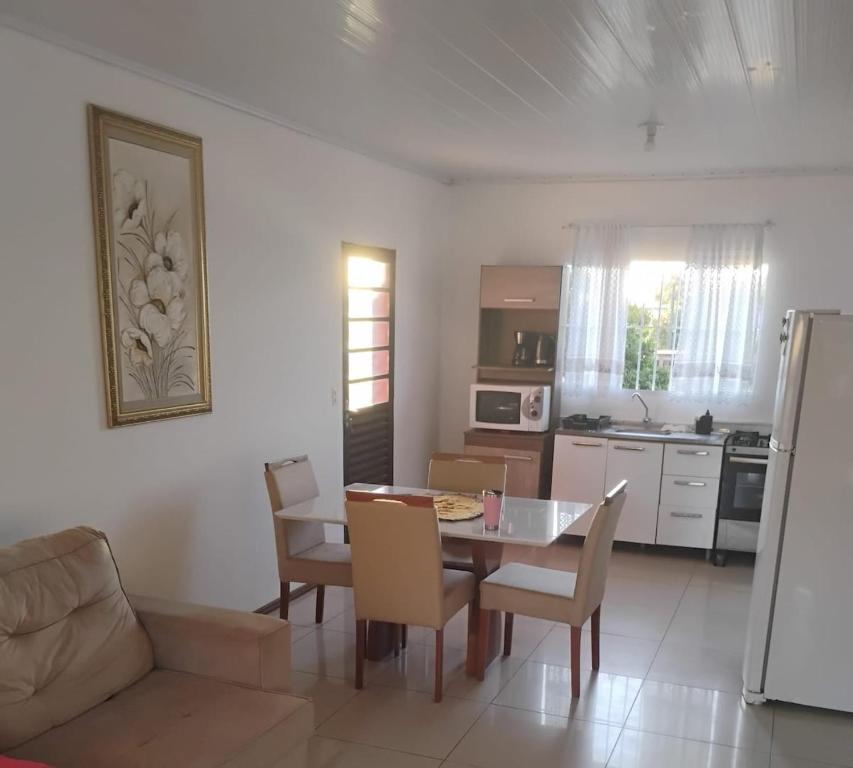 a kitchen and dining room with a table and chairs at Alugo casa para Argentinos, espaço inteiro in São Gabriel