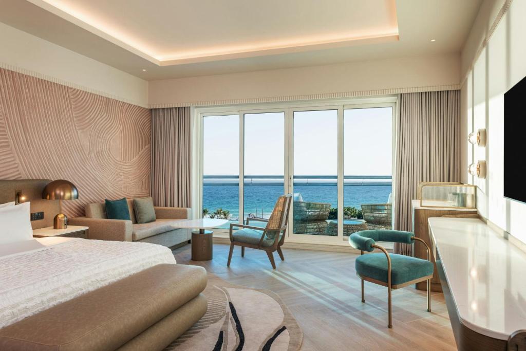 Postel nebo postele na pokoji v ubytování Le Meridien Al Aqah Beach Resort