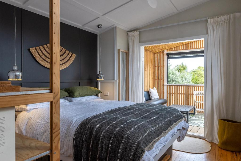 Postel nebo postele na pokoji v ubytování Little Oneroa Beach Studio