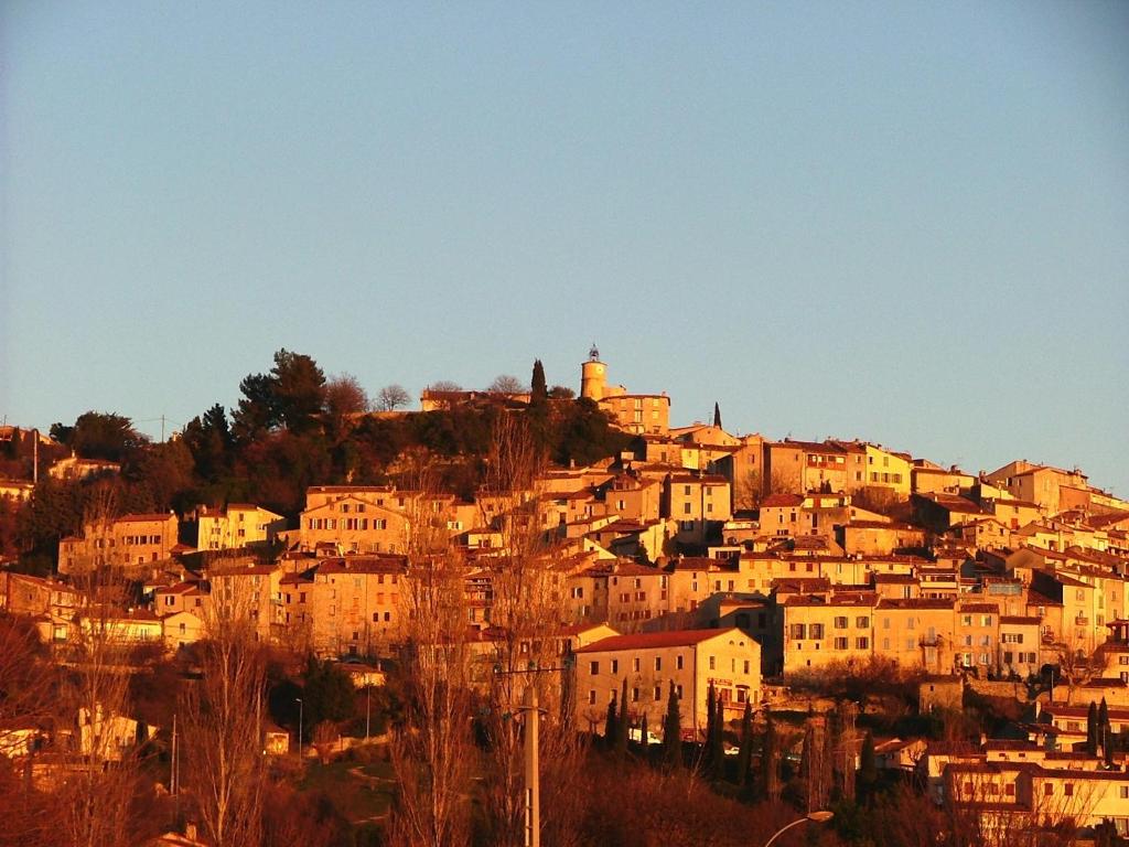 Nespecifikovaný výhled na destinaci Fayence nebo výhled na město při pohledu z prázdninového domu