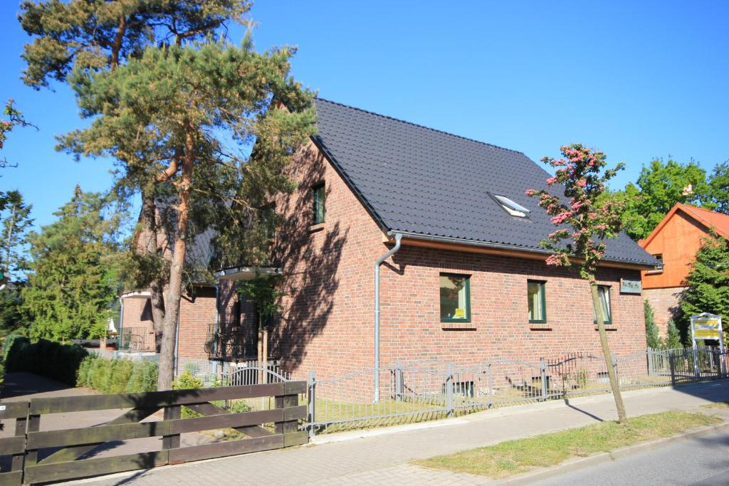 una casa de ladrillo rojo con techo negro en Apartmenthaus Hus Übi by Rujana, en Binz