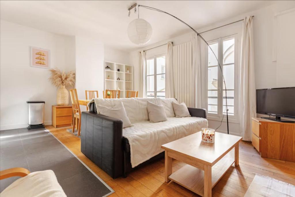 un salon avec un canapé et une table dans l'établissement La Suite Saint-Germain, à Paris