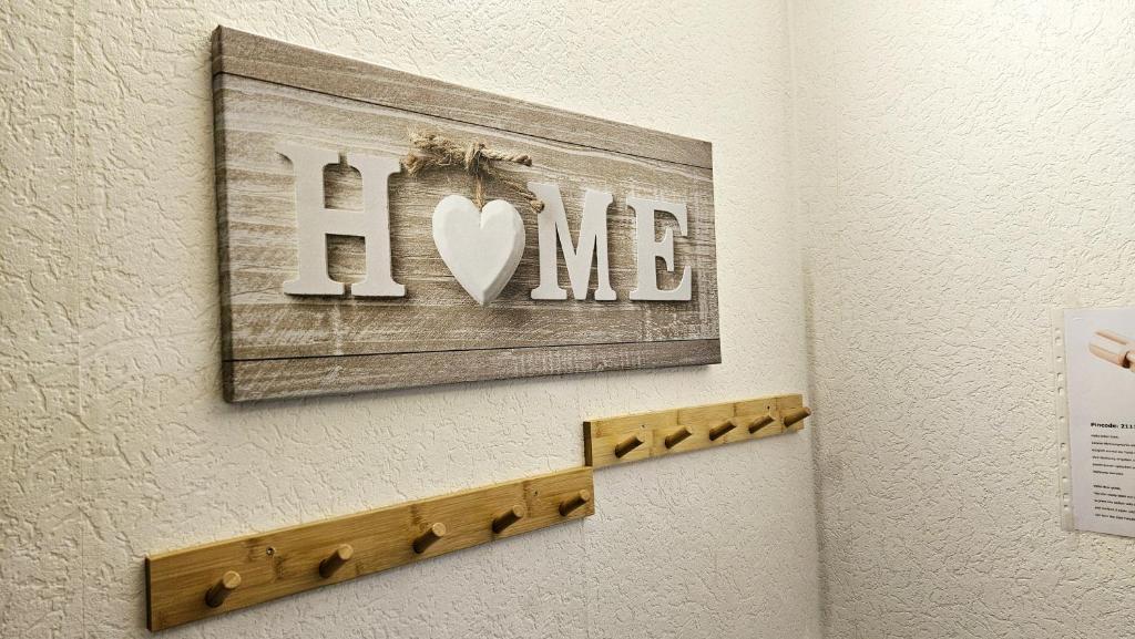a sign that says i love me on a wall at 80qm Monteuroase in Melsungen - Schwarzenberg MwSt ausweisbar in Melsungen