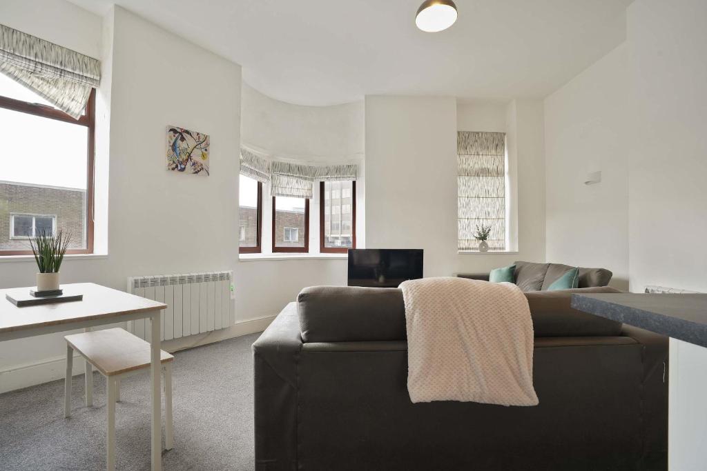 a living room with a couch and a table at Cosy home in Hull Centre Flat 2 in Hull