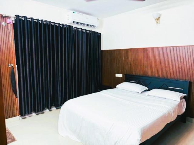 Giường trong phòng chung tại Classic Cochin Airport Hotel